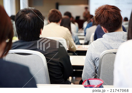 授業を受ける学生 授業を受ける学生 21747068
