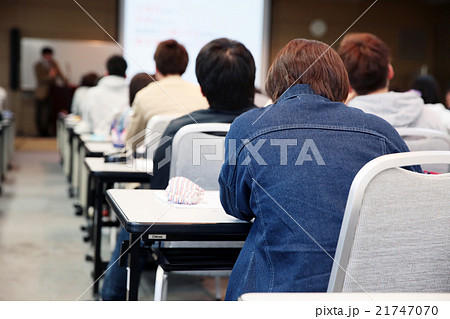 試験または授業を受ける学生 21747070