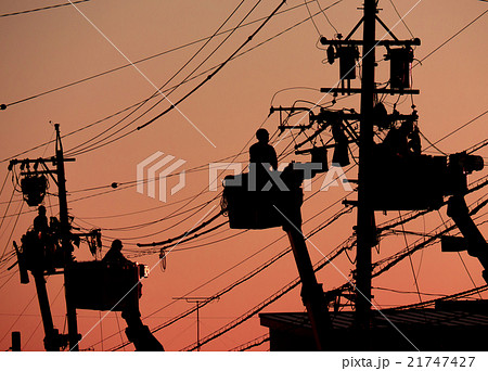 夕暮れの高所での配線作業イメージ 21747427