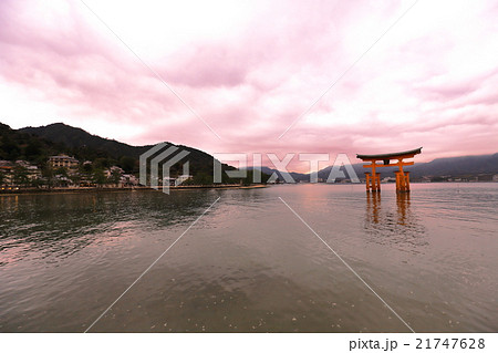 宮島・厳島神社の海上鳥居の夕暮れ 21747628