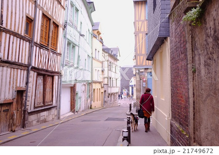 木組みの建物と散歩する女性 21749672
