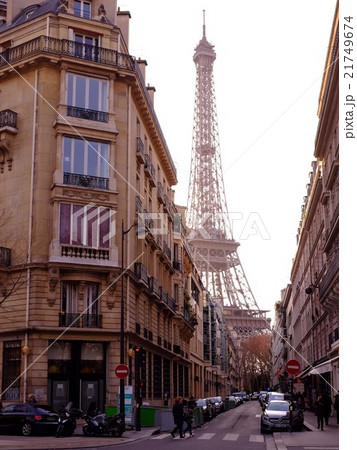 夕暮れのパリの街並みとエッフェル塔 21749674