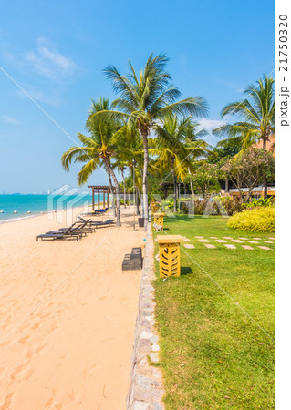 Beautiful beach and sea with palm tree 21750320