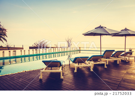 Beautiful luxury swimming pool Beautiful luxury swimming pool 21752033