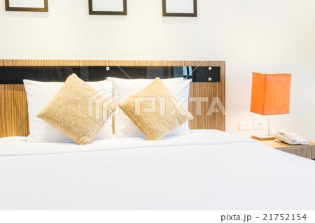 Pillow on bed 21752154