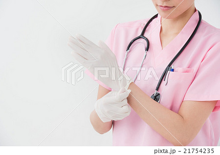 ゴム手袋をつける医療従事者 ボディパーツ の写真素材