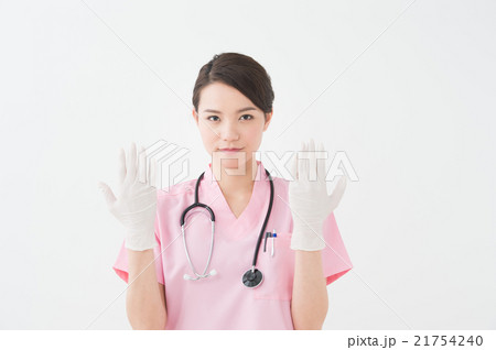 手袋をつけた医療従事者(20代女性） 21754240