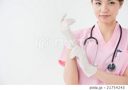手袋をつけた医療従事者 代女性 の写真素材