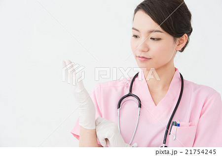 手袋をつけた医療従事者 代女性 の写真素材
