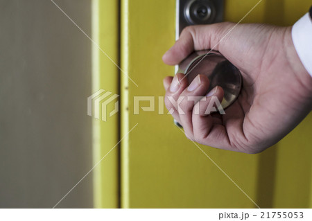 ドアノブを握る手の写真素材