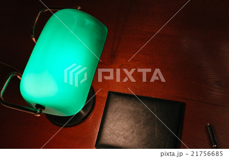 木製デスクとバンカーズ・ランプ(バンカーズ・ライト) 21756685