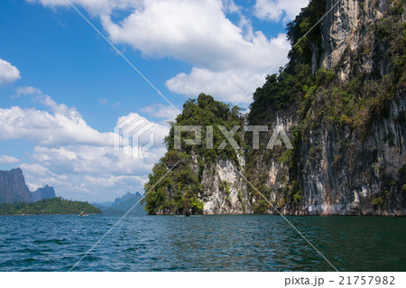 Beautiful mountains  in Ratchaprapha Dam 21757982
