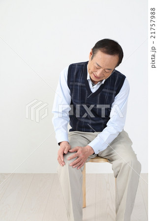 膝が痛いシニア男性 21757988