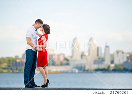 Happy young couple embraces against the city 21760205
