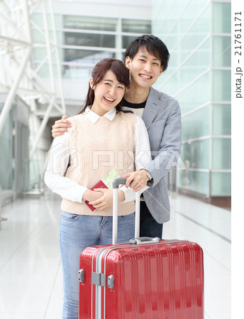 新婚旅行の夫婦 21761171
