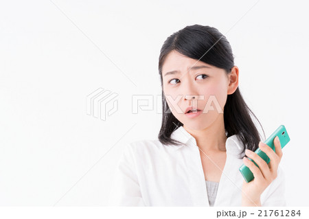 スマホを持って困り顔の女性 21761284