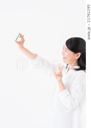 自撮りする女性 21761295