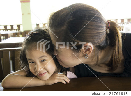 asian girl mother happy smile sit chair asian girl mother happy smile sit chair 21761813