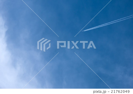 青空に伸びる飛行機雲 青空に伸びる飛行機雲 21762049