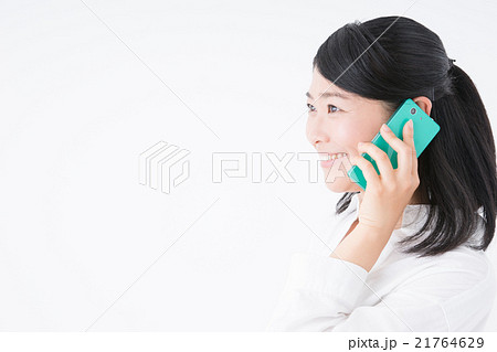 若い女性（スマートフォン） 21764629
