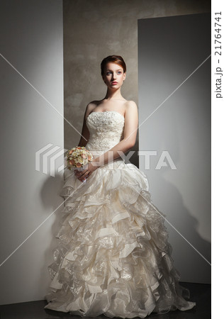 The beautiful young woman in a wedding dress 21764741