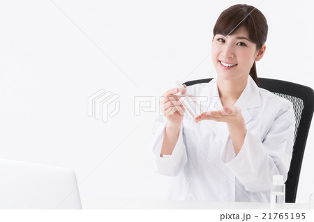ビンを持つ白衣の女性 21765195