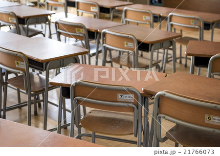 教室に並んだ机 教室に並んだ机 21766073