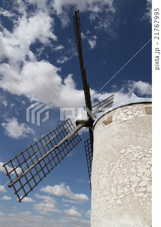 スペインの村、コンスエグラの風車のある景色 スペインの村、コンスエグラの風車のある景色 21767995