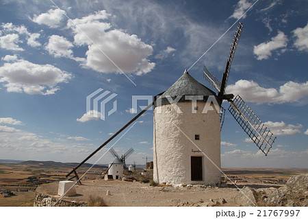 スペインの村、コンスエグラの風車のある景色 スペインの村、コンスエグラの風車のある景色 21767997