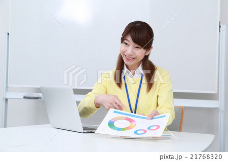 資料を説明する働く女性 資料を説明する働く女性 21768320