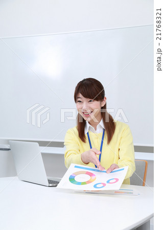 資料を説明する働く女性 資料を説明する働く女性 21768321