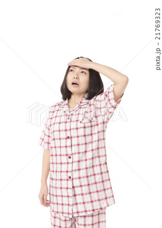 体調不良の若い女性 21769323