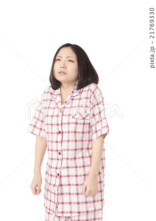 体調不良の若い女性 21769330