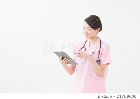 タブレットPCを持つ医療従事者(女性) タブレットPCを持つ医療従事者(女性) 21769600