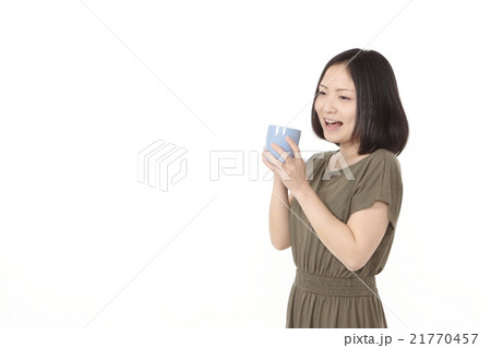 マグカップと若い女性 マグカップと若い女性 21770457