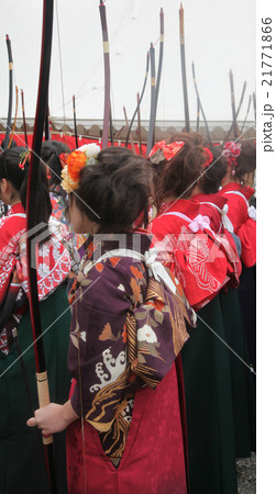 京都・三十三間堂・通し矢(大的大会)晴れ着姿の新成人が弓を持って集まります 京都・三十三間堂・通し矢(大的大会)晴れ着姿の新成人が弓を持って集まります 21771866