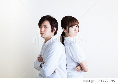 喧嘩している若い新婚カップル 喧嘩している若い新婚カップル 21772195