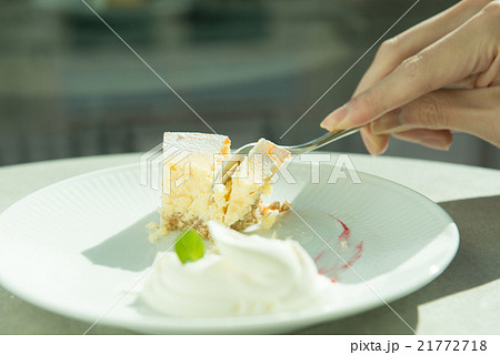 ケーキを食べる ケーキを食べる 21772718