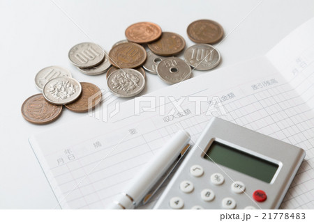 家計簿と電卓とお金　白バック 21778483