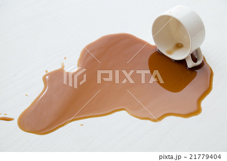 こぼしたコーヒー　白バック 21779404