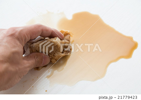 こぼしたコーヒー 白バック こぼしたコーヒー 白バック 21779423