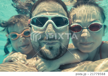 Underwater portrait of family 21779568