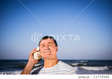 Senior man on the beach 21779569