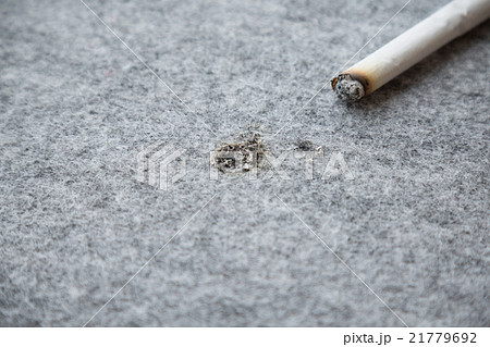 タバコの不始末　カーペット 21779692