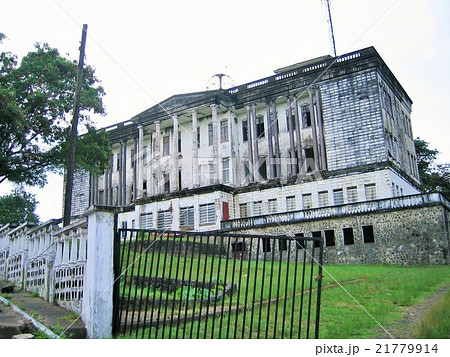 リベリア共和国の首都モンロビアにある旧フリーメイスンの建物 廃墟 の写真素材