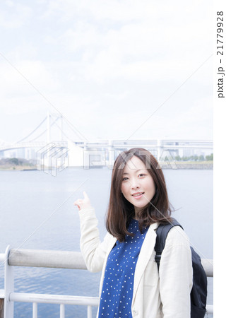 観光　女性 21779928