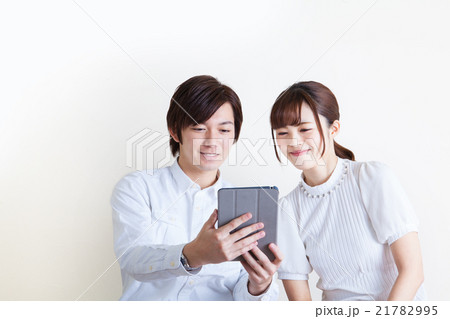 タブレットを見る男女カップル 21782995