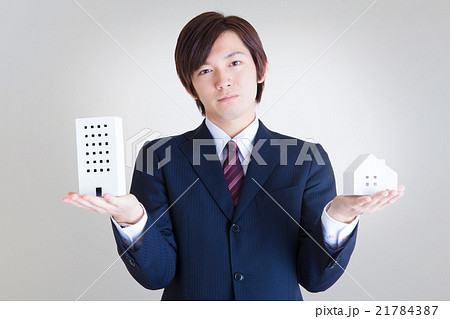 マンションと家を持つ男性ビジネスマン　住み替え／仕事vs家庭 21784387