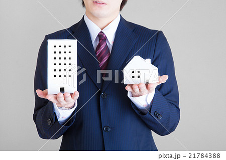 マンションと家を持つ男性ビジネスマン　住み替え／仕事vs家庭 21784388