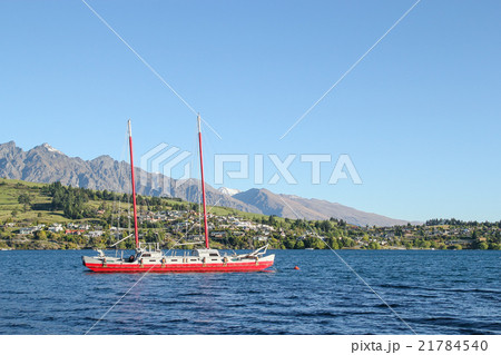 Yachet Sailing in Lake Wakatipu 21784540